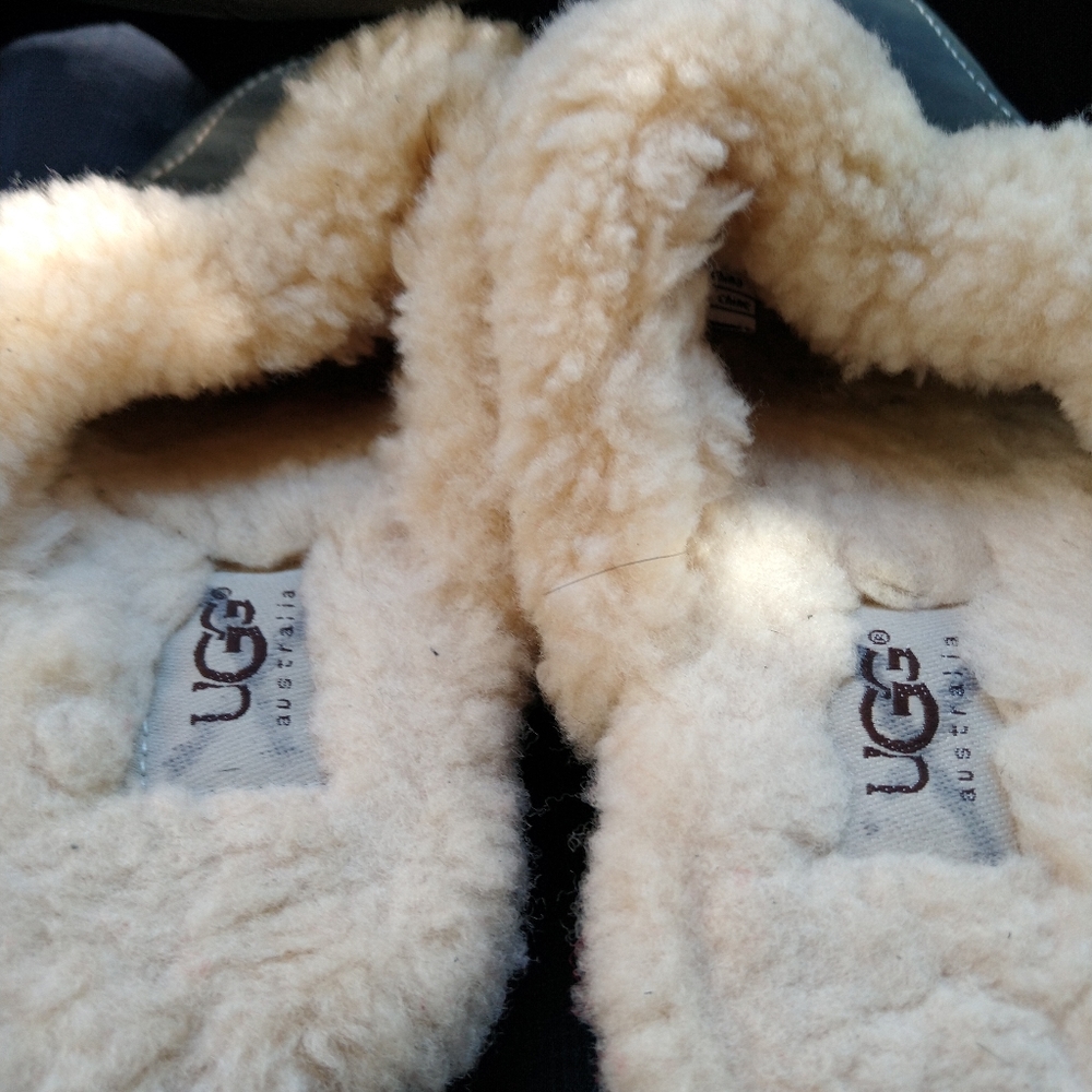 UGG Clogs - Picture 2 of 4